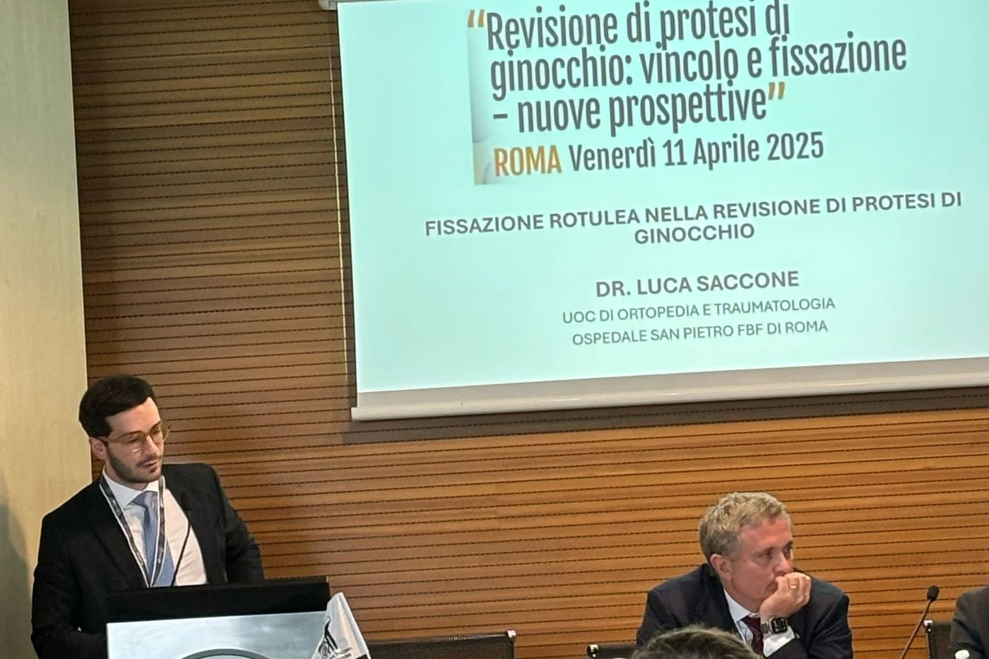 Il Dr. Saccone relatore sulla fissazione rotulea nella revisione di protesi di ginocchio, Università Campus Bio-Medico di Roma, aprile 2025