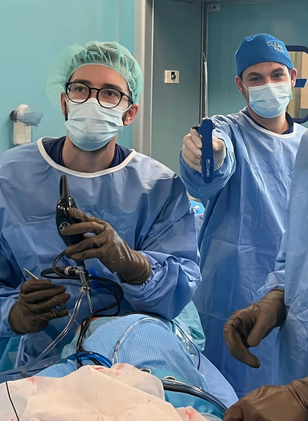 Il Dr. Saccone con l'artroscopio in mano insieme a un collega in sala operatoria